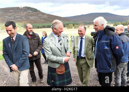 Der Prince Of Wales, auch bekannt als Duke of Rothesay mit Braemar Gemeinschaft Hydro-Regisseuren, wie er das Braemar Wasserkraft Wasserkraftwerk Schema Turbinenhaus bei Linn Dee Road in Braemar öffnet. Stockfoto