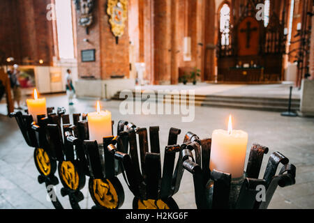 Kerzen im St.-Petri Kirche in Riga, Lettland. Es ist eine Pfarrkirche der lutherischen Kirche in Lettland. Stockfoto