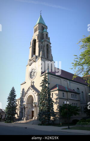 stattliche Blick auf Vintage Wahrzeichen Kirche in Whiting, Indiana St. Johannes der Täufer Stockfoto