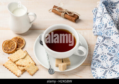 Tasse heißen Tee und Cookies auf hölzernen Hintergrund Stockfoto