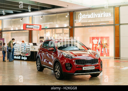 Vilnius, Litauen - 8. Juli 2016: Die Demonstration der roten Kia Sportage Neuwagen, der kompakten Sport Utility Vehicle SUV In der Stockfoto