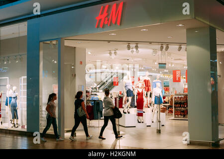 Vilnius, Litauen - 8. Juli 2016: Käufer, drei Frauen betreten, H & M laden zum Einkaufen In Akropolis Shopping Mall. Stockfoto