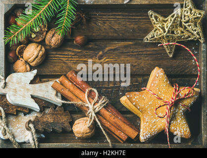 Süße Lebkuchen Weihnachtsstern geformt, Cookies, Engel, dekorative goldene Sterne, Nüssen, gebundene Zimtstangen und Tanne b Stockfoto