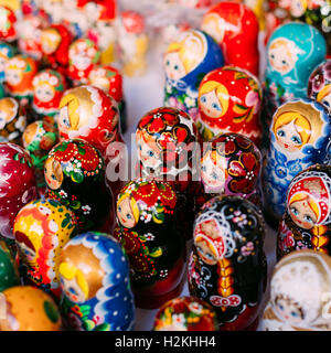 Draufsicht auf eine Reihe von bunten russischen Matroschka von verschiedenen Größen, die traditionelle Nesting Dolls, die berühmten alten hölzernen Souv Stockfoto