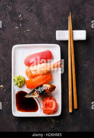 Nigiri Sushi set auf weißen Teller auf dunklem Hintergrund Stockfoto