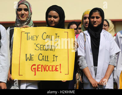 Srinagar. 29. Sep, 2016. Ärzte tragen weiße Schürzen halten ein Plakat anzeigen "sie nennen es Sicherheit, wir nennen es Völkermord" während einer Protestaktion fordern sofortiges Ende Völkermord in n gesteuert Kaschmir. Die anhaltende Unruhen hat behauptet, dass mehr als 86 lebt so weit überwiegend Zivilisten während mehr als 11.500 verstümmelt und geblendet haben. © Umer Asif/Pacific Press/Alamy Live-Nachrichten Stockfoto