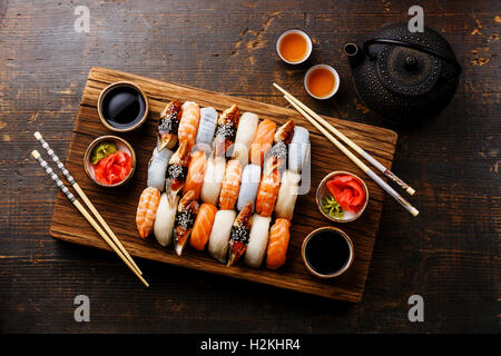 Nigiri Sushi set für zwei hölzerne Portion Board Block und grüner Tee Stockfoto