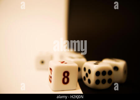 Gambling Würfel auf schwarzen und weißen Hintergrund Stockfoto