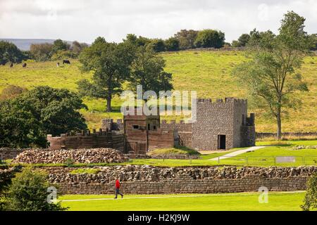 Vindolanda Roman Fort. Touristischen Spaziergänge durch Neuschöpfung und Ausgrabungen in der archäologischen Stätte. Bardon Mühle, Northumberland, UK. Stockfoto