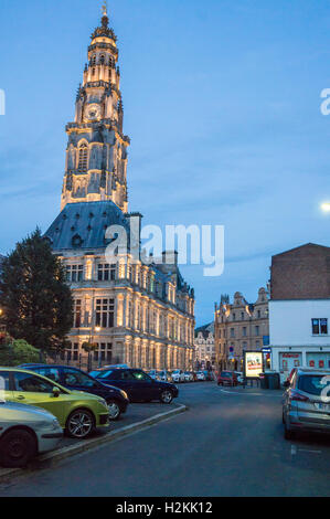 Hôtel de Ville, Place des Héros in der Abenddämmerung, Arras, Pas-de-Calais, Hauts-de-France, Frankreich Stockfoto