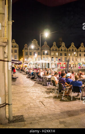 Trinker vor den Bars, in der Abenddämmerung, Grand' Place, Arras, Pas-de-Calais, Hauts de France, Frankreich Stockfoto