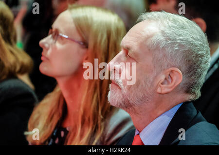 Labour Führungwahl Ergebnis Ankündigung auf 24.09.2016 bei ACC Liverpool, Liverpool. Personen im Bild: Jeremy Corbyn als Ergebnisse werden ausgelesen. Corbyn schaut in den Himmel, während Owen sitzt klatschte. Bild von Julie Edwards. Stockfoto