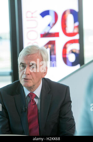 Schatten der Schatzkanzler, John McDonnell, gibt ein Fernseh-Interview auf der Labour Party Conference in Liverpool Stockfoto