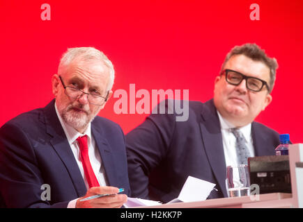 Labour-Chef Jeremy Corbyn und stellvertretender Vorsitzender, Tom Watson auf der Labour-Partei-Konferenz in Liverpool 2016 Stockfoto