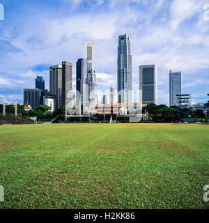 Padang Cricket Ground und zentraler Geschäft Bezirk Skyline mit Wolkenkratzern, Singapur Stockfoto