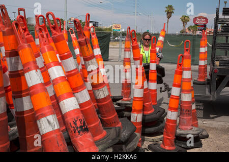 Las Vegas, Nevada - stacks ein Arbeitnehmers Straßenschranken an einer Straßenbaustelle. Stockfoto