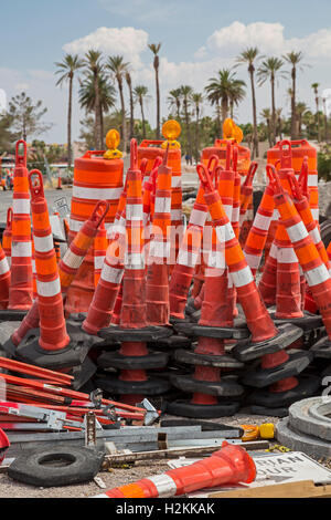 In der Nähe einer Straßenbaustelle, Las Vegas, Nevada - Straßenschranken gestapelt. Stockfoto