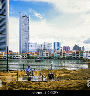 Arbeiter bauen North Boat Quay Pflaster, Fluss Singapur und Süd Boat Quay, Singapur Stockfoto