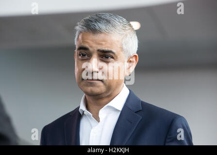 Neu gewählte gibt Bürgermeister von London, Sadiq Khan, ein Interview auf der Labour-Partei-Konferenz in Liverpool 2016 Stockfoto