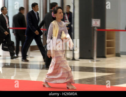 Aung San Suu Kyi kommt auf dem Verband Südostasiatischer Nationen (ASEAN) Gipfel die laotische Hauptstadt Vientiane. Stockfoto
