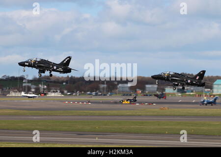 Zwei BAe Hawk T1s betrieben von der Royal Air Force am Prestwick Flughafen während der Übung Joint Warrior 15-1. Stockfoto