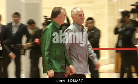 John Key und Malcolm Turnbull kommen für ein Willkommens-Dinner auf dem Verband Südostasiatischer Nationen (ASEAN) Gipfel die laotische Hauptstadt Vientiane. Stockfoto