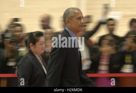 US-Präsident Barack Obama geht zu einer Besprechung während des Vereinigung Südostasiatischer Nationen (ASEAN) Gipfels der laotischen Hauptstadt Vientiane. Stockfoto
