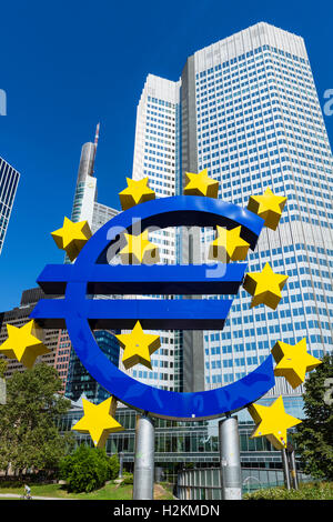 Das Euro-Symbol vor dem Eurotower, Willy-Brandt-Platz, Financial District, Frankfurt, Hessen, Deutschland Stockfoto