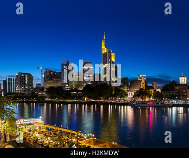 Frankfurter Skyline. Blick vom Eiserner Steg in Richtung Financial District mit dem Bootshaus schwimmenden Restaurant im Vordergrund, Frankfurt am Main, Deutschland Stockfoto