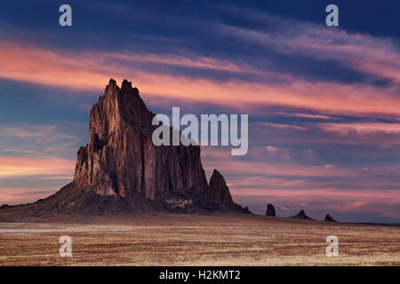 Shiprock, den großen vulkanischen Felsen Berg in Wüste Ebene von New Mexico, USA Stockfoto