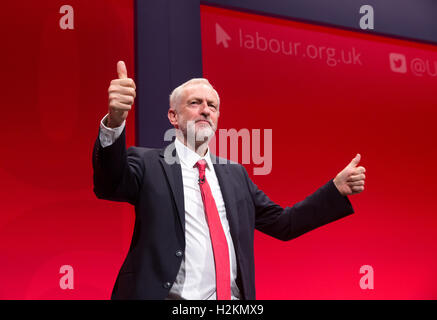 Labour-Chef, Jeremy Corbyn gibt die Daumen nach oben nach seinem Keynote-Vortrag auf der Konferenz der Labour-Partei in Liverpool Stockfoto