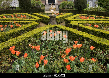 Ein kleiner Garten im Innenhof des Museums Van Loon in Amsterdam, Holland, Niederlande. Stockfoto