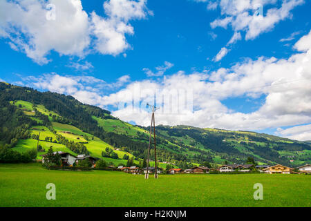 Dorf von Westendorf, Brixental Tal in den Tiroler Alpen, Österreich, Sommer und Winterlage für den Tourismus. Stockfoto