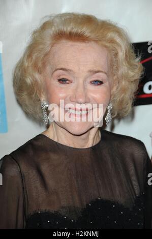 Datei. 28. Sep, 2016. AGNES NIXON (10. Dezember 1922 - 28. September 2016) war eine US-amerikanische Schauspielerin, Schriftsteller und Produzent. Sie ist bekannt als der Schöpfer der Seifenopern "All My Children" und "One Life to Live" ist gestorben. Sie war 93. Nixon starb aufgrund von Komplikationen nach der Parkinson-Krankheit und einen Schlaganfall. Im Bild: 29. Oktober 2010 - Los Angeles, Kalifornien, USA - Gast Agnes Nixon über die "Frieden über Gewalt" 39th Annual humanitäre Awards im Beverly Hilton Hotel statt. (Kredit-Bild: © Jeff Frank/ZUMApress.com) Stockfoto