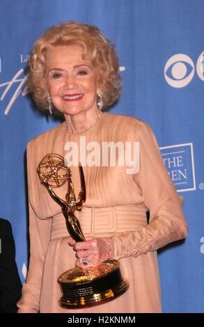 Datei. 28. Sep, 2016. AGNES NIXON (10. Dezember 1922 - 28. September 2016) war eine US-amerikanische Schauspielerin, Schriftsteller und Produzent. Sie ist bekannt als der Schöpfer der Seifenopern "All My Children" und "One Life to Live" ist gestorben. Sie war 93. Nixon starb aufgrund von Komplikationen nach der Parkinson-Krankheit und einen Schlaganfall. Im Bild: 27. Juni 2010 - Agnes Nixon.37th Annual Daytime Emmy Awards - drücken Room.Las Las Vegas Hilton, Las Vegas, Nevada (Kredit-Bild: © Ed Geller/Globe Photos/ZUMApress.com) Stockfoto