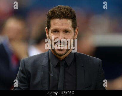 Madrid, Spanien. 28. Sep, 2016. Madrids Trainer Diego Simeone vor der Fußball-Champions League-Gruppe D-match zwischen Atletico Madrid und Bayern München im Vicente Calderon Stadion in Madrid, Spanien, 28. September 2016. Foto: ANDREAS GEBERT/Dpa/Alamy Live-Nachrichten Stockfoto