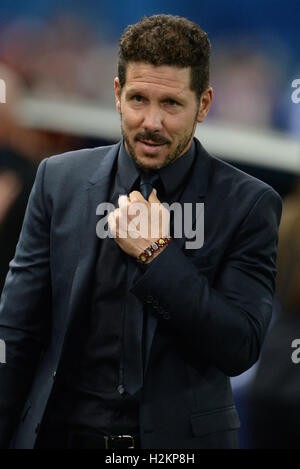 Madrid, Spanien. 28. Sep, 2016. Madrids Trainer Diego Simeone vor der Fußball-Champions League-Gruppe D-match zwischen Atletico Madrid und Bayern München im Vicente Calderon Stadion in Madrid, Spanien, 28. September 2016. Foto: ANDREAS GEBERT/Dpa/Alamy Live-Nachrichten Stockfoto