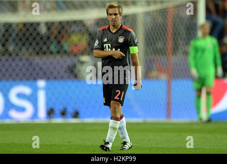 Madrid, Spanien. 28. Sep, 2016. Münchens Philipp Lahm reagieren während der Champions League Gruppe D-Fußballspiel zwischen Atletico Madrid und FC Bayern München im Vicente Calderon Stadion in Madrid, Spanien, 28. September 2016. Foto: ANDREAS GEBERT/Dpa/Alamy Live-Nachrichten Stockfoto