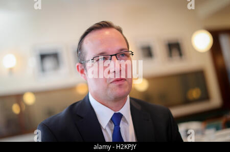 Berlin, Deutschland. 31. August 2016. Datei - Media Berater Joerg Mueller-Brandes im Gespräch mit einem Journalisten in einem Café in Berlin, Deutschland, 31. August 2016. Foto: KAY NIETFELD/Dpa/Alamy Live News Stockfoto