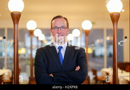 Berlin, Deutschland. 31. August 2016. Datei - Media Berater Joerg Mueller-Brandes nach einem Interview in einem Café in Berlin, Deutschland, 31. August 2016 posiert. Foto: KAY NIETFELD/Dpa/Alamy Live News Stockfoto