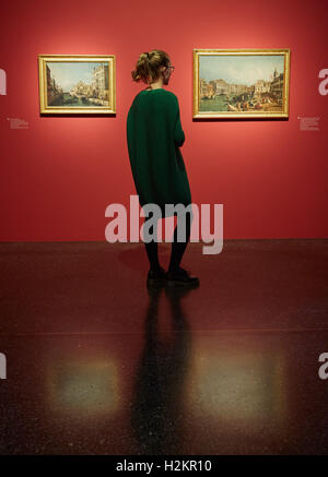 Hamburg, Deutschland. 27. Sep, 2016. Ein Mitarbeiter der Blick auf die Öl-Gemälde-Galerie "Ansicht des Rio dei Mendicante Und der Scuola di San Marco", ca. 1741 von Bernardo Belloto, genannt Canaletto (links), und "Venedig: Der Canal Grande Mit Palazzo Rezzonico Vom Campo San Samuele aus gesehen...gabs", etwa 1742 von Giovanni Antonio und Michele Marieschi bei dem Bucerius Kunstforum in Hamburg, Deutschland, 27. September 2016. Die Ausstellung "Venedig - Stadt der Kuenstler" (lit.) "Venedig - Stadt der Künstler") ist geöffnet von 1. Oktober 2016 bis 15. Oktober 2017. Foto: GEORG WENDT/Dpa/Alamy Live News Stockfoto