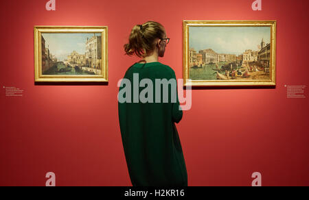 Hamburg, Deutschland. 27. Sep, 2016. Ein Mitarbeiter der Blick auf die Öl-Gemälde-Galerie "Ansicht des Rio dei Mendicante Und der Scuola di San Marco", ca. 1741 von Bernardo Belloto, genannt Canaletto (links), und "Venedig: Der Canal Grande Mit Palazzo Rezzonico Vom Campo San Samuele aus gesehen...gabs", etwa 1742 von Giovanni Antonio und Michele Marieschi bei dem Bucerius Kunstforum in Hamburg, Deutschland, 27. September 2016. Die Ausstellung "Venedig - Stadt der Kuenstler" (lit.) "Venedig - Stadt der Künstler") ist geöffnet von 1. Oktober 2016 bis 15. Oktober 2017. Foto: GEORG WENDT/Dpa/Alamy Live News Stockfoto