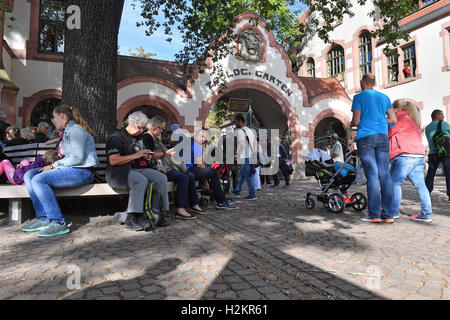 Leipzig, Deutschland. 29. Sep, 2016. Besucher warten am Eingang des Zoos in Leipzig, Deutschland, 29. September 2016. Aufgrund der Flucht der beiden neuen Löwen im Laufe des Vormittags ist der Zoo geschlossen. Foto: HENDRIK SCHMIDT/Dpa/Alamy Live News Stockfoto