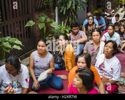 Bangkok, Bangkok, Thailand. 29. Sep, 2016. POM Mahakan Bewohner blockieren Bürgersteige in der Gemeinschaft so Bangkok Beamten nicht in die alte Festung gelangen können. Vierundvierzig Familien leben noch in der Pom Mahakan Festung Gemeinschaft. Der Status der verbliebenen Familien ist nicht klar. Bangkok Beamten sind immer noch versuchen, sie aus der Festung zu verschieben und Gemeindeleiter sind verbarrikadieren sich in der Festung. Die Bewohner des historischen Forts sind fast jeden Tag Gemeinschaftsaktivisten aus der ganzen Bangkok eine Zwangspause einlegen, die ihre Anstrengungen bleiben unterstützen. © Jack Kurtz/ZUMA Draht/Alamy Live-Nachrichten Stockfoto