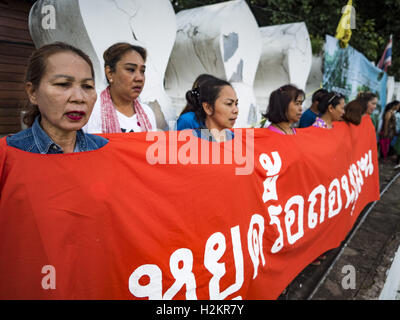 Bangkok, Bangkok, Thailand. 29. Sep, 2016. Unterstützer der Pom Mahakan Gemeinschaft stehen oben auf der Stadtmauer, die die Gemeinde Grenze während einer Demonstration Donnerstag bildet. Vierundvierzig Familien leben noch in der Pom Mahakan Festung Gemeinschaft. Der Status der verbliebenen Familien ist nicht klar. Bangkok Beamten sind immer noch versuchen, sie aus der Festung zu verschieben und Gemeindeleiter sind verbarrikadieren sich in der Festung. Die Bewohner des historischen Forts sind fast jeden Tag Gemeinschaftsaktivisten aus der ganzen Bangkok eine Zwangspause einlegen, die ihre Anstrengungen bleiben unterstützen. (Kredit-Bild: © Jack Kurtz V Stockfoto