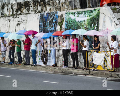 Bangkok, Bangkok, Thailand. 29. Sep, 2016. Unterstützer der Bewohner von Pom Mahakan Linie die Stadtmauer vor der alten Festung. Vierundvierzig Familien leben noch in der Pom Mahakan Festung Gemeinschaft. Der Status der verbliebenen Familien ist nicht klar. Bangkok Beamten sind immer noch versuchen, sie aus der Festung zu verschieben und Gemeindeleiter sind verbarrikadieren sich in der Festung. Die Bewohner des historischen Forts sind fast jeden Tag Gemeinschaftsaktivisten aus der ganzen Bangkok eine Zwangspause einlegen, die ihre Anstrengungen bleiben unterstützen. © Jack Kurtz/ZUMA Draht/Alamy Live-Nachrichten Stockfoto