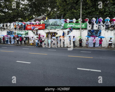 Bangkok, Bangkok, Thailand. 29. Sep, 2016. Unterstützer der Bewohner von Pom Mahakan Linie die Stadtmauer vor der alten Festung. Vierundvierzig Familien leben noch in der Pom Mahakan Festung Gemeinschaft. Der Status der verbliebenen Familien ist nicht klar. Bangkok Beamten sind immer noch versuchen, sie aus der Festung zu verschieben und Gemeindeleiter sind verbarrikadieren sich in der Festung. Die Bewohner des historischen Forts sind fast jeden Tag Gemeinschaftsaktivisten aus der ganzen Bangkok eine Zwangspause einlegen, die ihre Anstrengungen bleiben unterstützen. © Jack Kurtz/ZUMA Draht/Alamy Live-Nachrichten Stockfoto