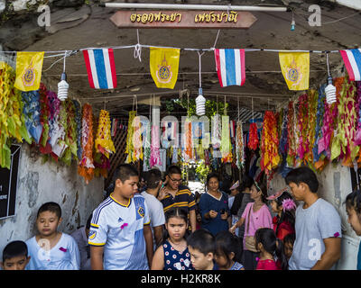 Bangkok, Bangkok, Thailand. 29. Sep, 2016. Menschen Marmelade Eingang in die Pom Mahakan Gemeinschaft, die mit Thai Fahnen und Blumen aus Papier, eine traditionelle thailändische dekorative Girlande gesäumt ist. Vierundvierzig Familien leben noch in der Pom Mahakan Festung Gemeinschaft. Der Status der verbliebenen Familien ist nicht klar. Bangkok Beamten sind immer noch versuchen, sie aus der Festung zu verschieben und Gemeindeleiter sind verbarrikadieren sich in der Festung. Die Bewohner des historischen Forts sind fast jeden Tag Gemeinschaftsaktivisten aus der ganzen Bangkok eine Zwangspause einlegen, die ihre Anstrengungen bleiben unterstützen. (Kredit-Bild: © Jack K Stockfoto