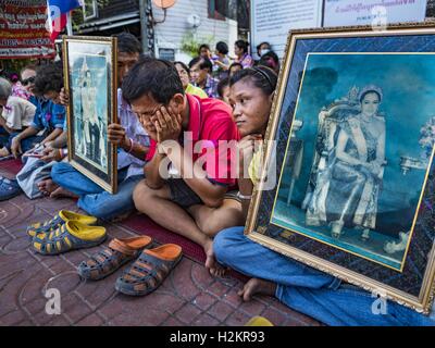 Bangkok, Bangkok, Thailand. 29. Sep, 2016. Bewohner von Pom Mahakan halten Bilder des Königs und der Königin von Thailand, während sie den Südeingang zum alten Fort zu blockieren. Vierundvierzig Familien leben noch in der Pom Mahakan Festung Gemeinschaft. Der Status der verbliebenen Familien ist nicht klar. Bangkok Beamten sind immer noch versuchen, sie aus der Festung zu verschieben und Gemeindeleiter sind verbarrikadieren sich in der Festung. Die Bewohner des historischen Forts sind fast jeden Tag Gemeinschaftsaktivisten aus der ganzen Bangkok eine Zwangspause einlegen, die ihre Anstrengungen bleiben unterstützen. (Kredit-Bild: © Jack Kurtz über ZU Stockfoto