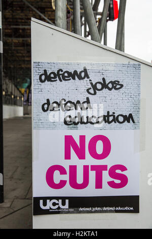 London, UK. 29. September 2016. Plakate für die offizielle Streikposten für einen Streik von UCU Mitglieder an der London Metropolitan University auf Holloway Road. Streikenden fordern die Wiedereinstellung, wenn union Wiederholungen David Hardman und Mark Campbell und ein Ende der betriebsbedingte Kündigungen und Änderungen der Bedingungen. Bildnachweis: Mark Kerrison/Alamy Live-Nachrichten Stockfoto